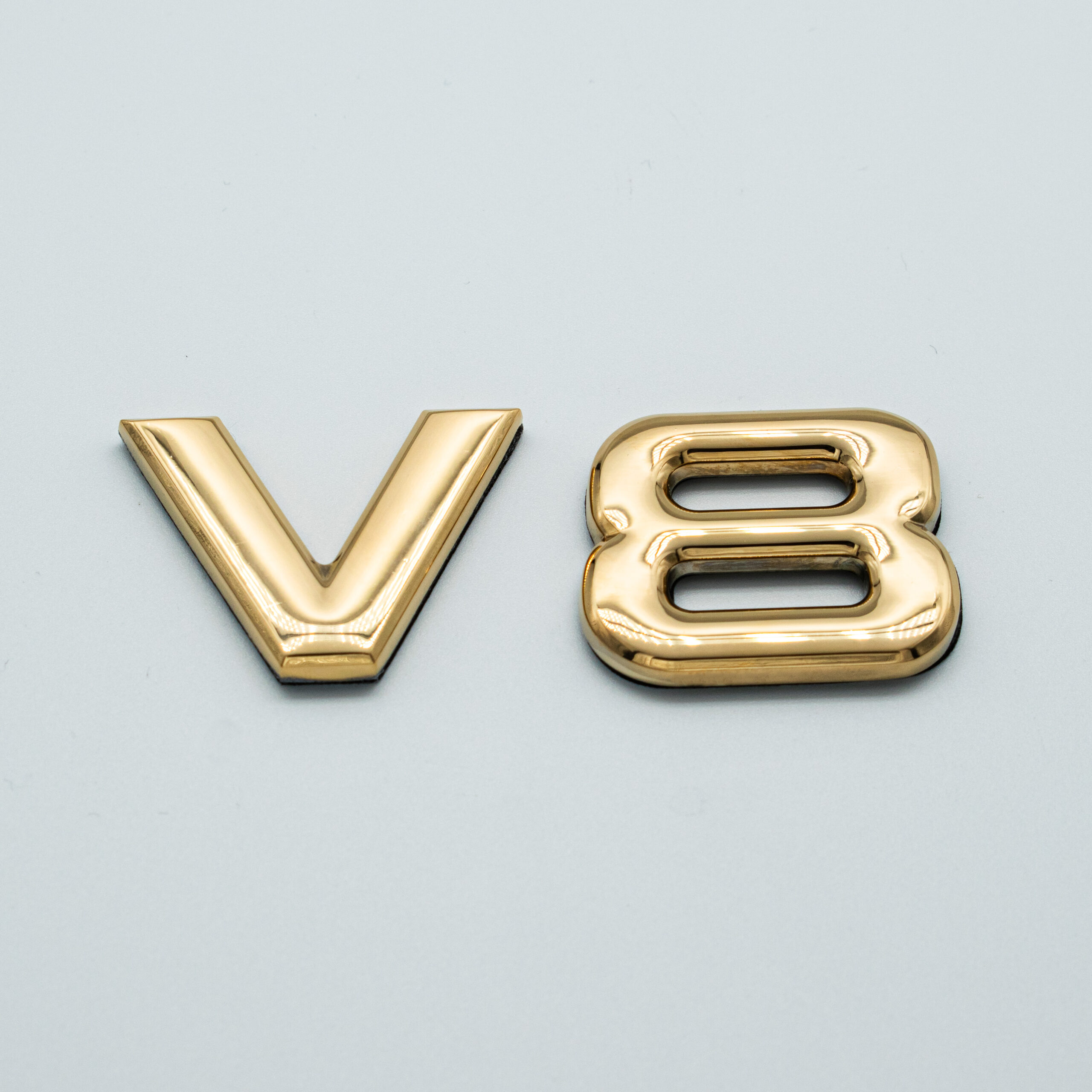 Vergoldete Embleme V8 vergolden lassen Schriftzug DARK Galvanik