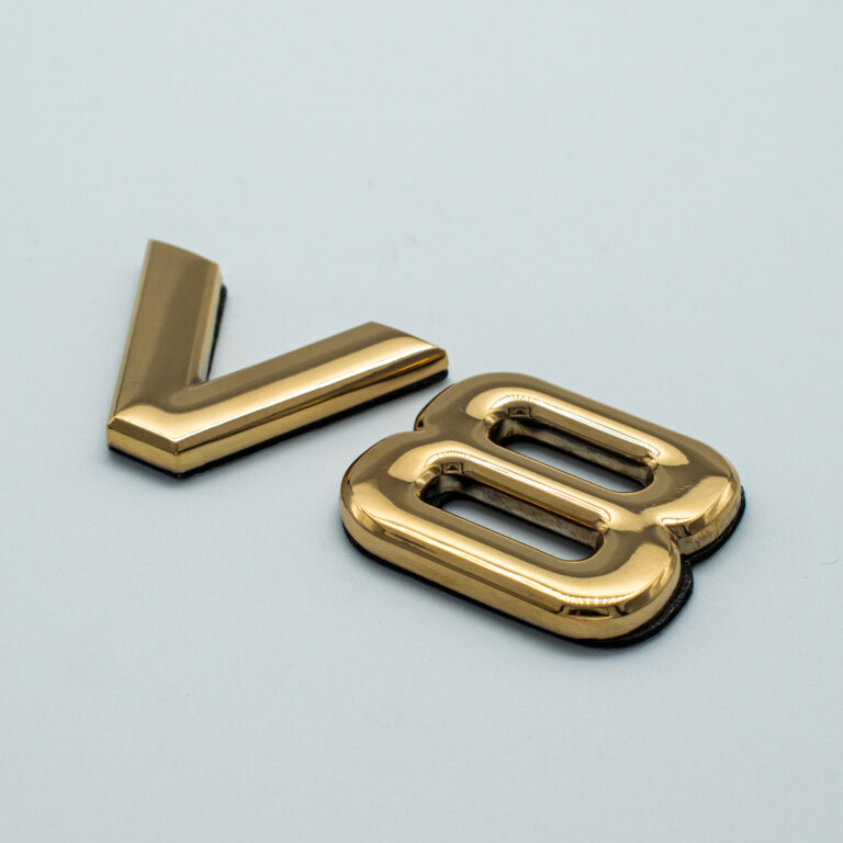 Vergoldete Embleme V8 vergoldet Schriftzug DARK Galvanik