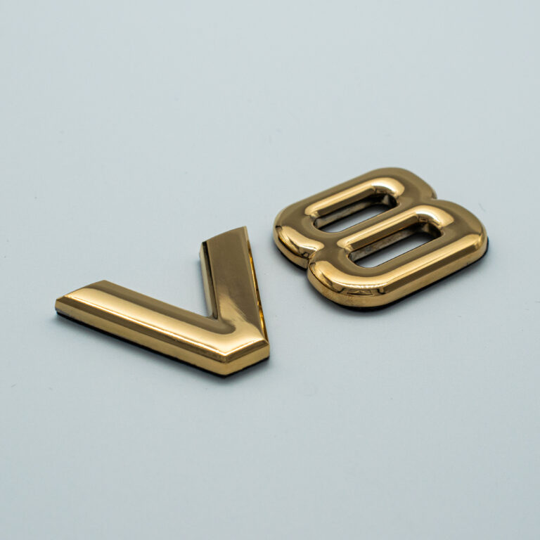 Vergoldete Embleme V8 vergolden Schriftzug DARK Galvanik