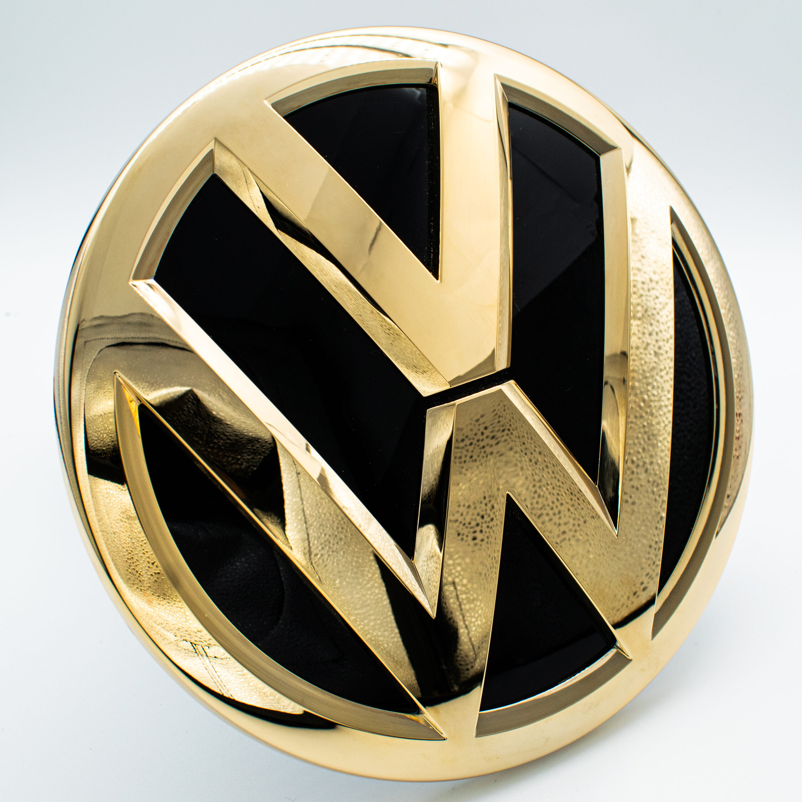 Vergoldete Embleme VW GTI vergolden lassen DARK Galvanik