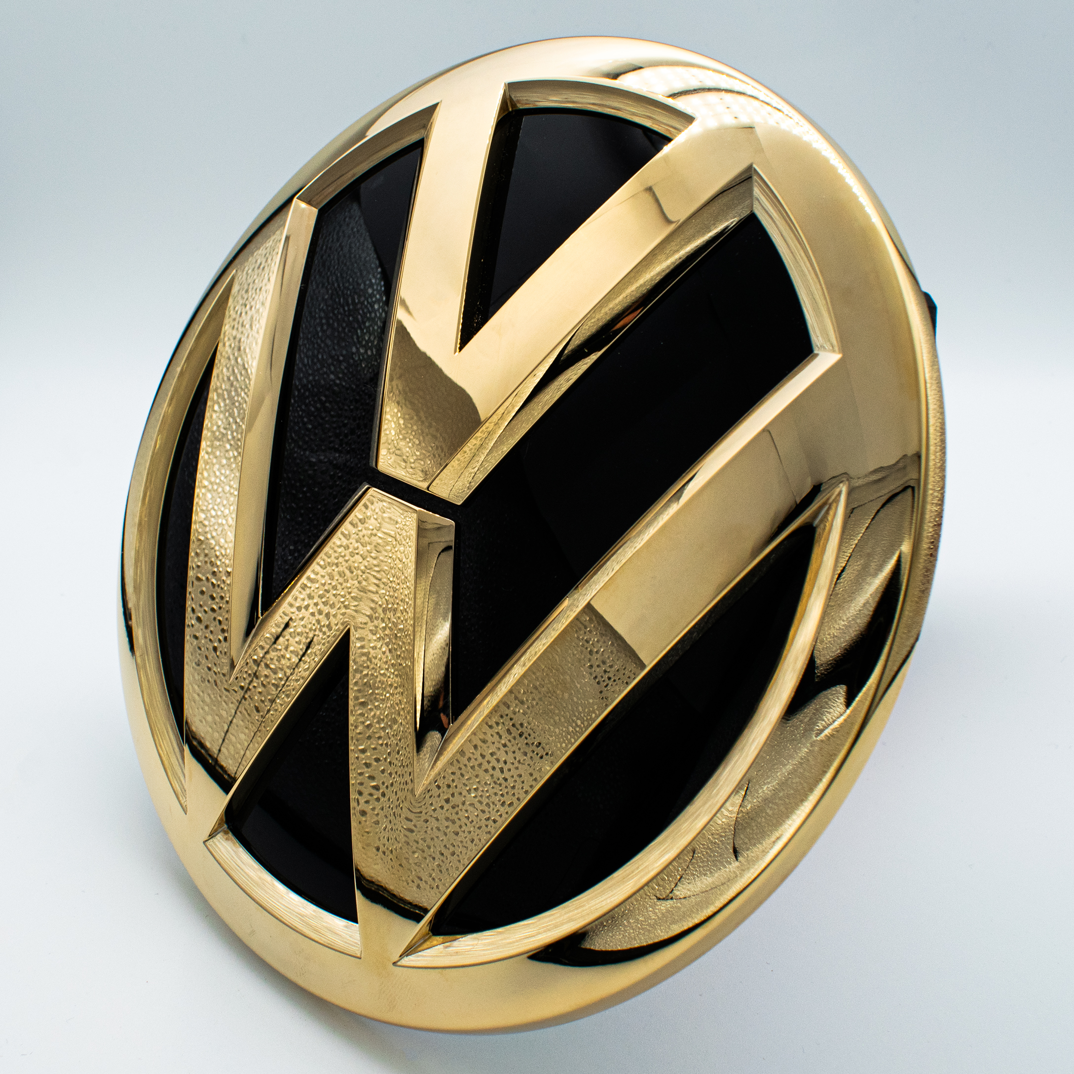 Vergoldete Embleme VW vergolden lassen DARK Galvanik